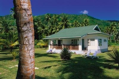 <p>Découvrez les chalets d'anse Forban. A l’Anse Forbans (au Sud-Est de Mahé, à 24 km de la Capitale Victoria et à 12 km de l'aéroport), où la légende de trésors cachés persiste encore. La petite résidence des Chalets d’Anse Forbans est directement située au bord d’une magnifique plage fréquentée régulièrement par les tortues de mer.</p>