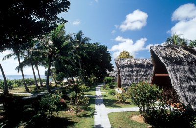 <p>Situé sur la plage d'Anse Réunion au milieu d’un jardin tropical où croissent cocotiers, takamakas et autres plantes à fleurs exotiques, La Digue Island Lodge, en bordure de mer, offre par son environnement enchanteur une atmosphère calme et paisible. Grâce à leurs toits de chaume en feuilles de latanier, les chambres depuis la Suite jusqu’à l’Annexe en passant par les chalets et la Maison Jaune sont fraîches et agréables le jour durant.</p>