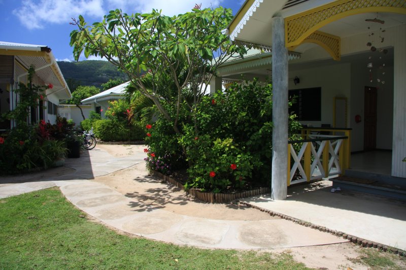 <p>La Pension Michel est une petite maison d’hôte familiale, très bien située pour aller à la plage aussi bien que pour faire du shopping, l'établissement est situé à proximité de l’hôtel La Digue Island Lodge, à Anse Réunion. Vous avez une partie des chambres dans une maison principale et les autres sous forme de bungalows dans le jardin.</p>
<p> </p>