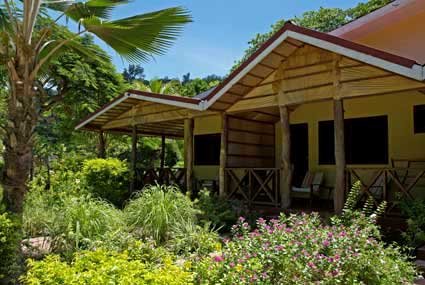 <p>Situé au nord est de Praslin dans un petit jardin tropical et à 150 mètres de la légendaire plage de Côte d'Or à Anse Volbert, ce tres joli petit hotel est à 20 minutes de l'aeroport de Praslin et 10 minutes de la jetée de Baie St Anne et10 minutes pour rejoindre la celebre vallée de Mai. L'hôtel Les Lauriers est très bien deservi par les bus locaux.</p>