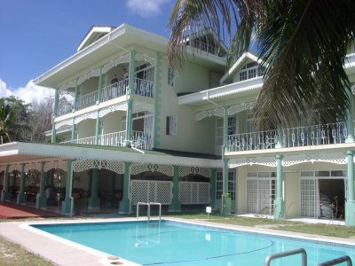 <p>Belle architecture coloniale pour ce nouvel hôtel de charme située directement sur la plage de Grande Anse. Face aux îles Cousin et Cousine, sur la côte sud-ouest de Praslin, le Palm beach hotel se trouve sur la plage immaculée de Grande Anse.</p>
